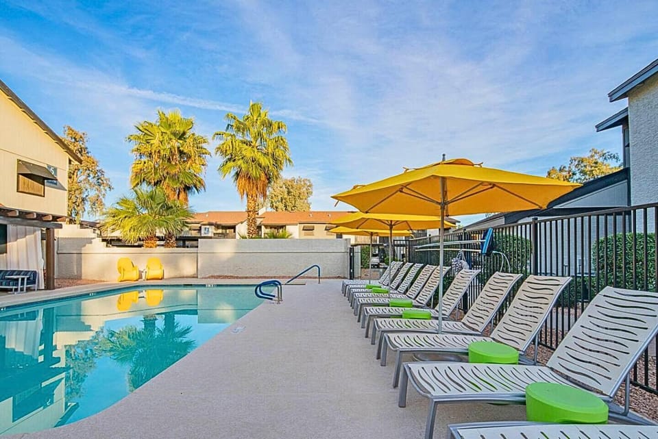 Modern Stay Parking Walk to Dining King Bed Apartment in Phoenix