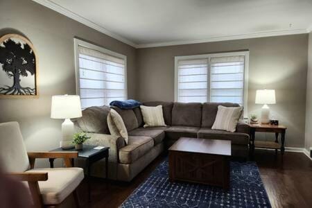 Large Cozy House Near NexusPark Air Hockey House in Columbus