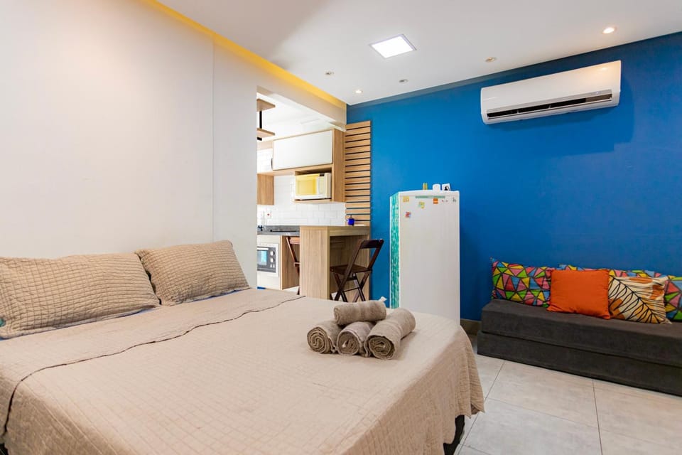 Bed, Seating area, air conditioner