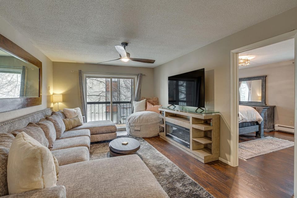Grand Junction Condo: Balcony, Community Pool! House in Grand Junction