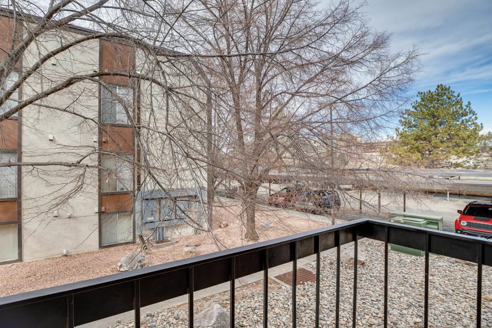 Grand Junction Condo: Balcony, Community Pool! House in Grand Junction
