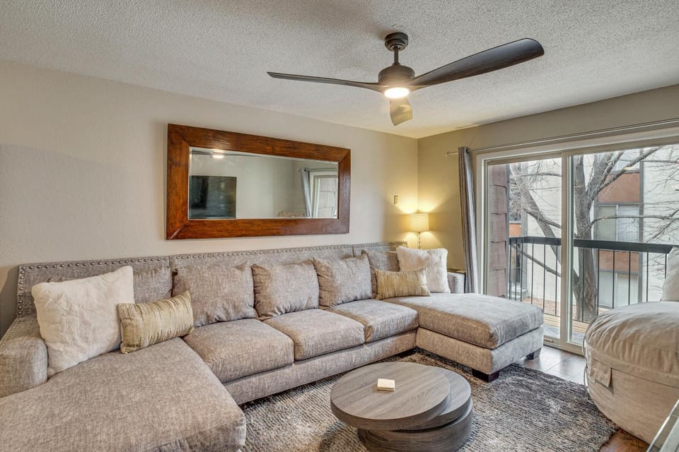 Grand Junction Condo: Balcony, Community Pool! House in Grand Junction