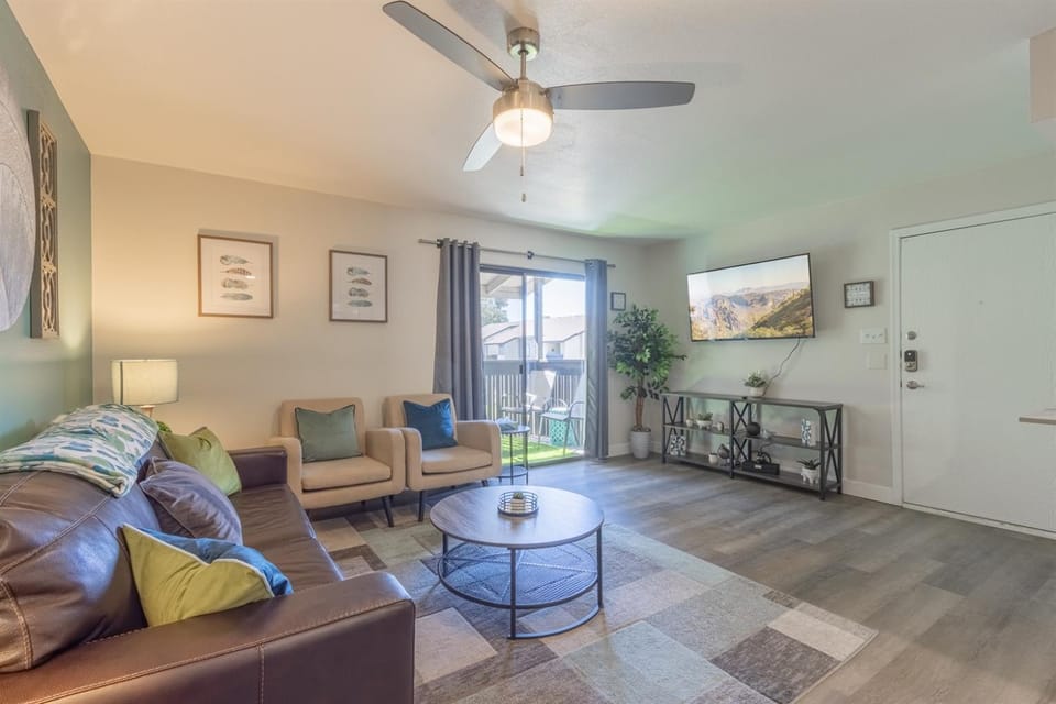 Free Parking King Bed Walk to Dining & Shops Apartment in Phoenix