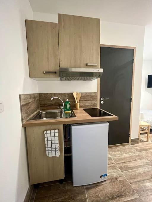 Kitchen or kitchenette, minibar
