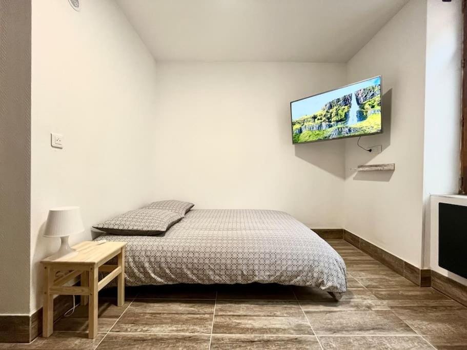 Bed, TV and multimedia, Photo of the whole room, Bedroom