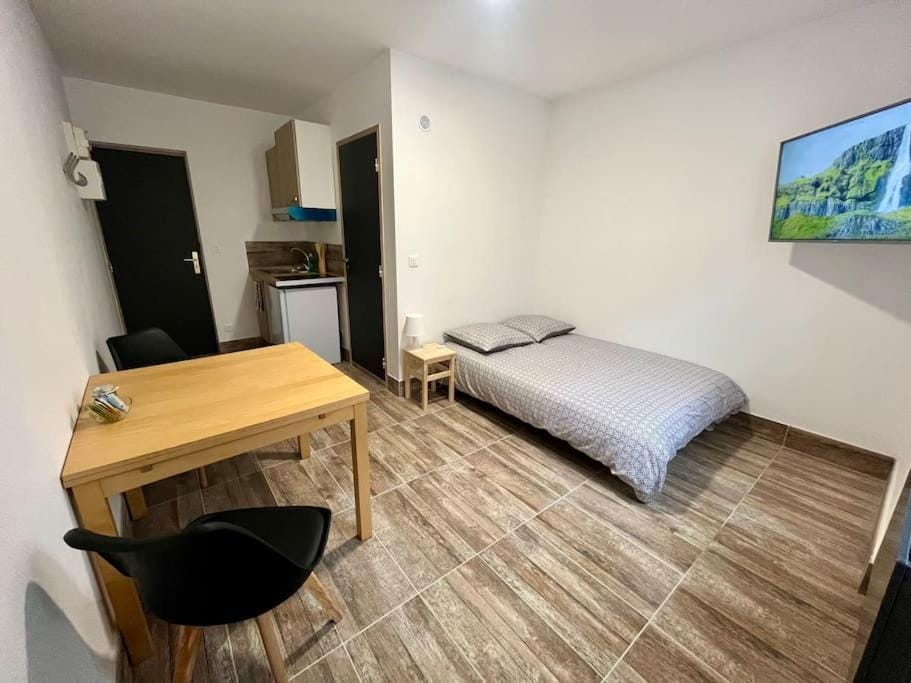 Bed, TV and multimedia, Living room, Photo of the whole room, Dining area, Bedroom