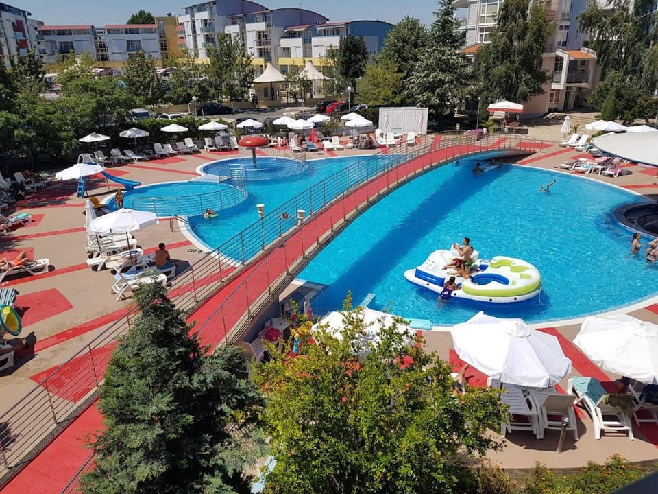 Day, Pool view, Swimming pool, group of guests, sunbed