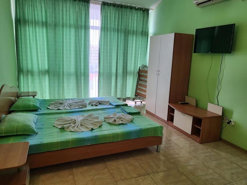 Communal lounge/ TV room, Bed, towels, wardrobe, air conditioner