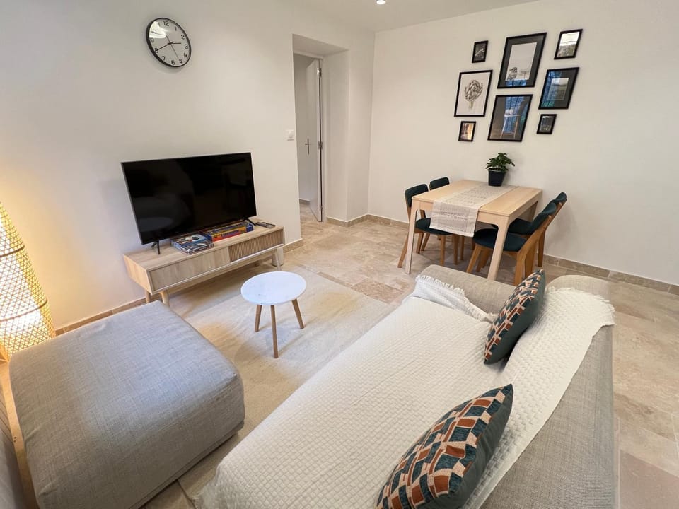 TV and multimedia, Living room, Dining area