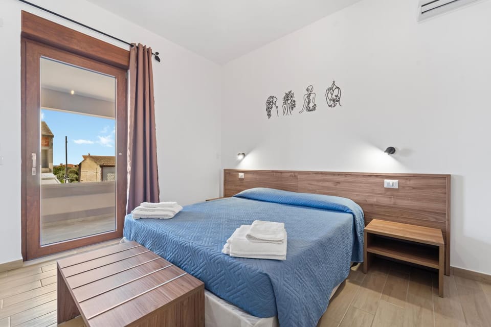 Bed, View (from property/room), Photo of the whole room, Decorative detail, Bedroom, furniture, towels, air conditioner