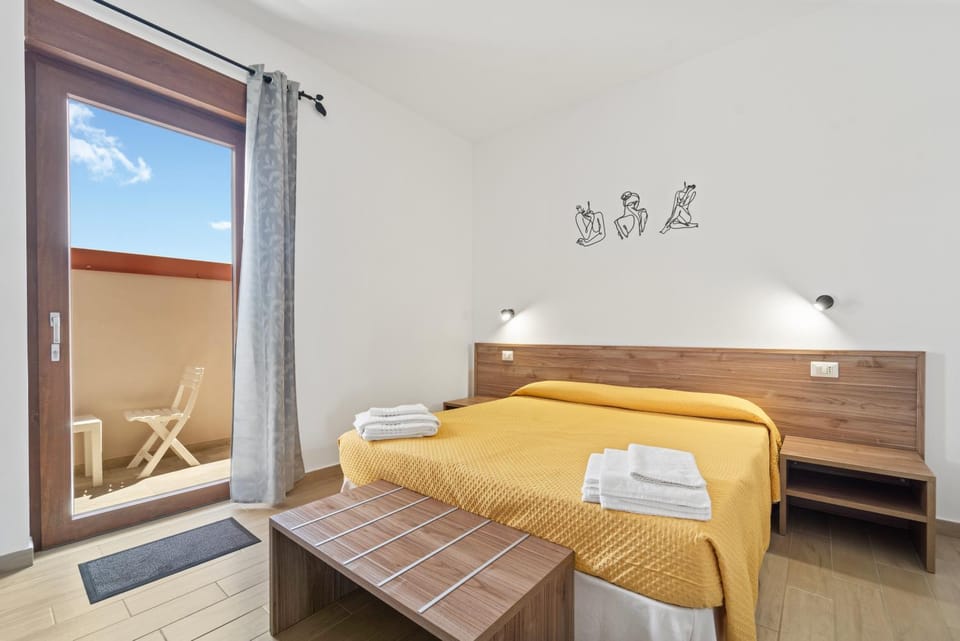 Bed, View (from property/room), Photo of the whole room, Decorative detail, Bedroom, furniture, towels
