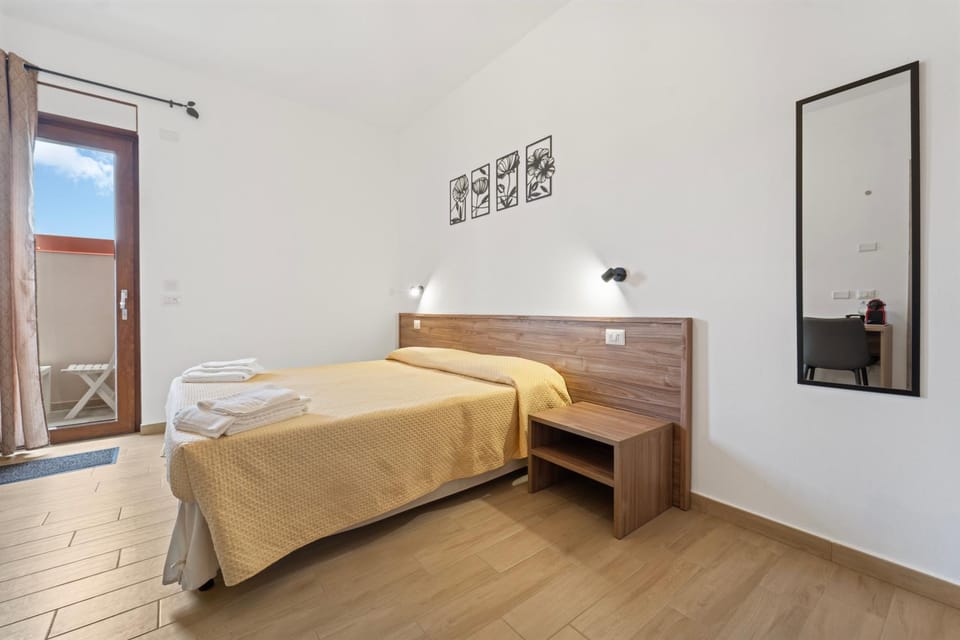 Bed, View (from property/room), Photo of the whole room, Decorative detail, Bedroom, furniture, towels, acessibility