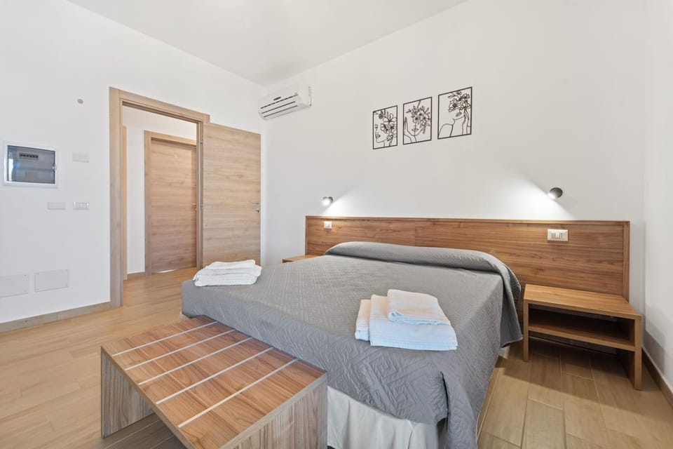 Bed, Photo of the whole room, Decorative detail, Bedroom, furniture, towels, air conditioner