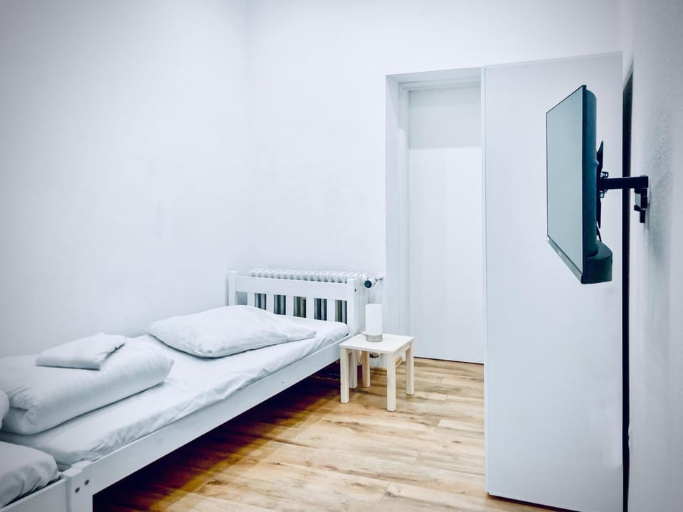Bed, TV and multimedia, Photo of the whole room, Bedroom, towels, towels, wardrobe