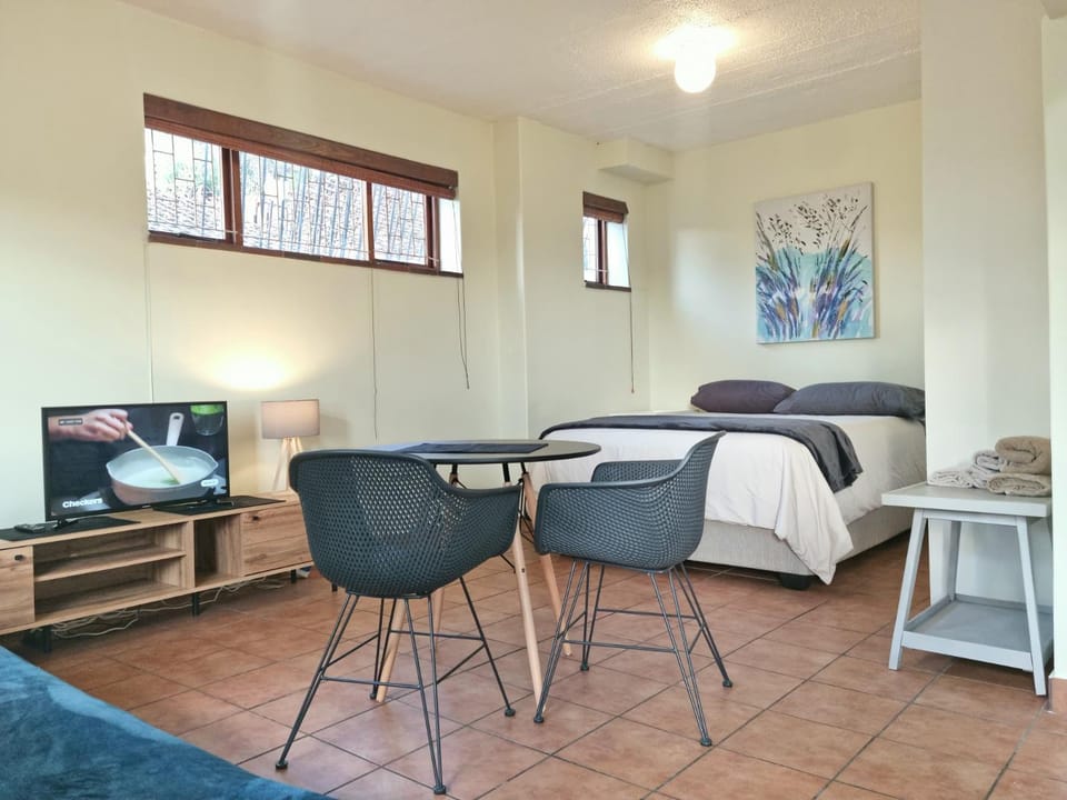 TV and multimedia, Photo of the whole room, Dining area, Bedroom