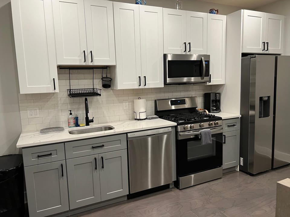 Kitchen or kitchenette, dishwasher, stove