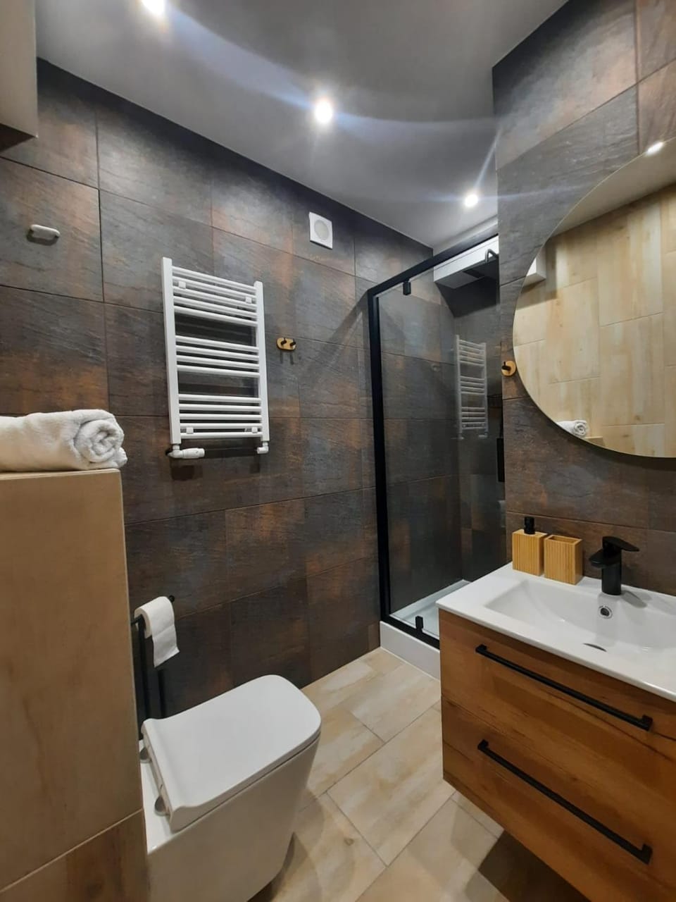 Shower, Toilet, Bathroom, towels