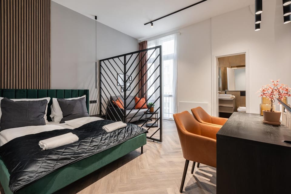 Bed, View (from property/room), Photo of the whole room, Decorative detail, Seating area, Bedroom, towels