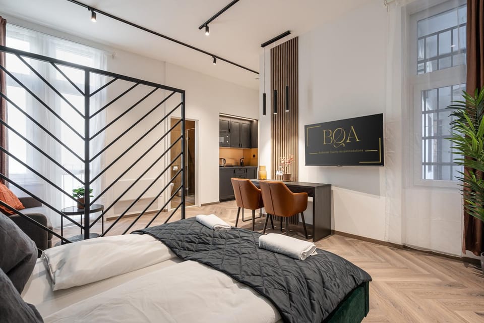 Communal lounge/ TV room, Bed, TV and multimedia, Seating area, Bedroom, furniture, internet