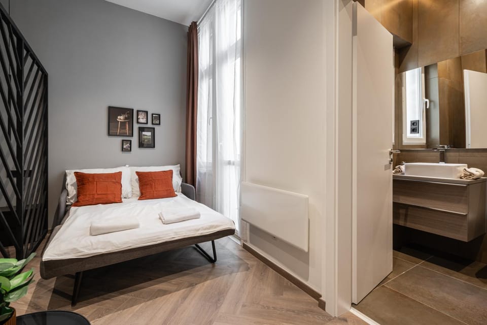 Property building, Bed, Bathroom, Photo of the whole room, Bedroom, towels