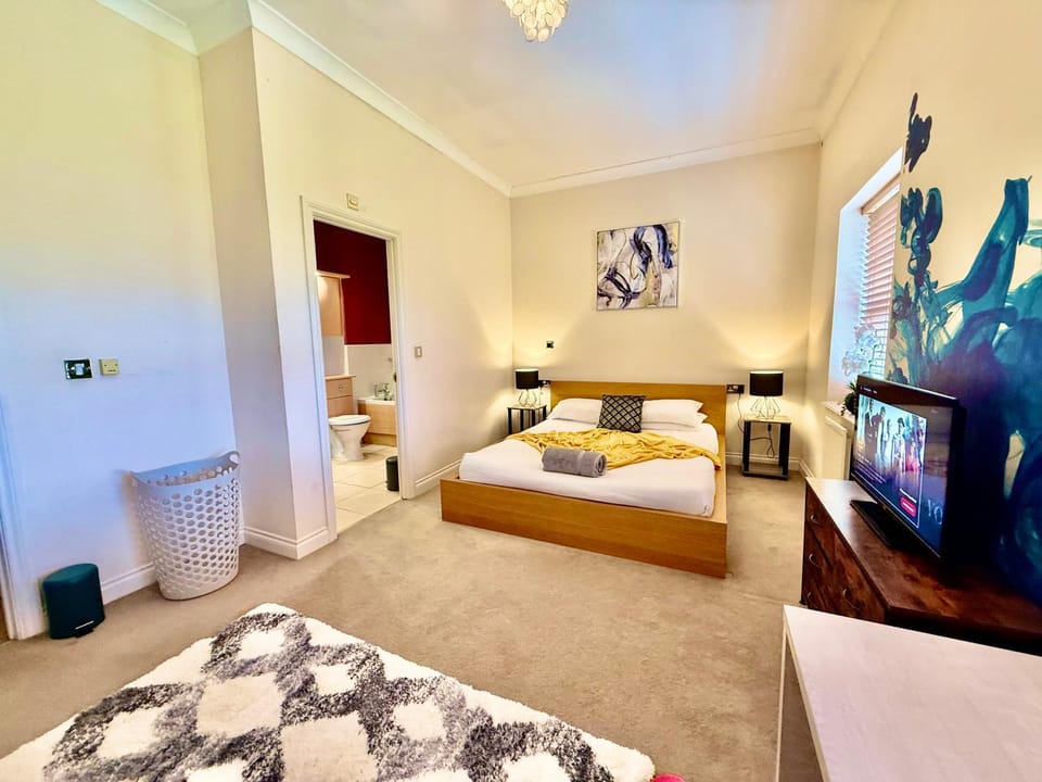 5 Bedroom House - DISC0UNTS - Pool Table, Parking, Contractors, Group, Family House in Colchester