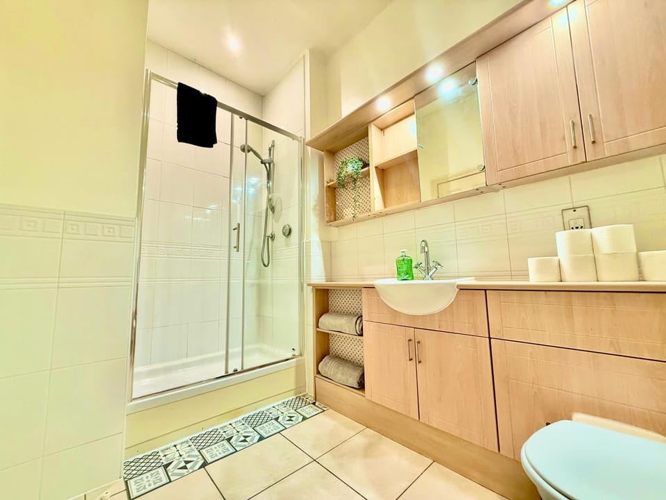 5 Bedroom House - DISC0UNTS - Pool Table, Parking, Contractors, Group, Family House in Colchester