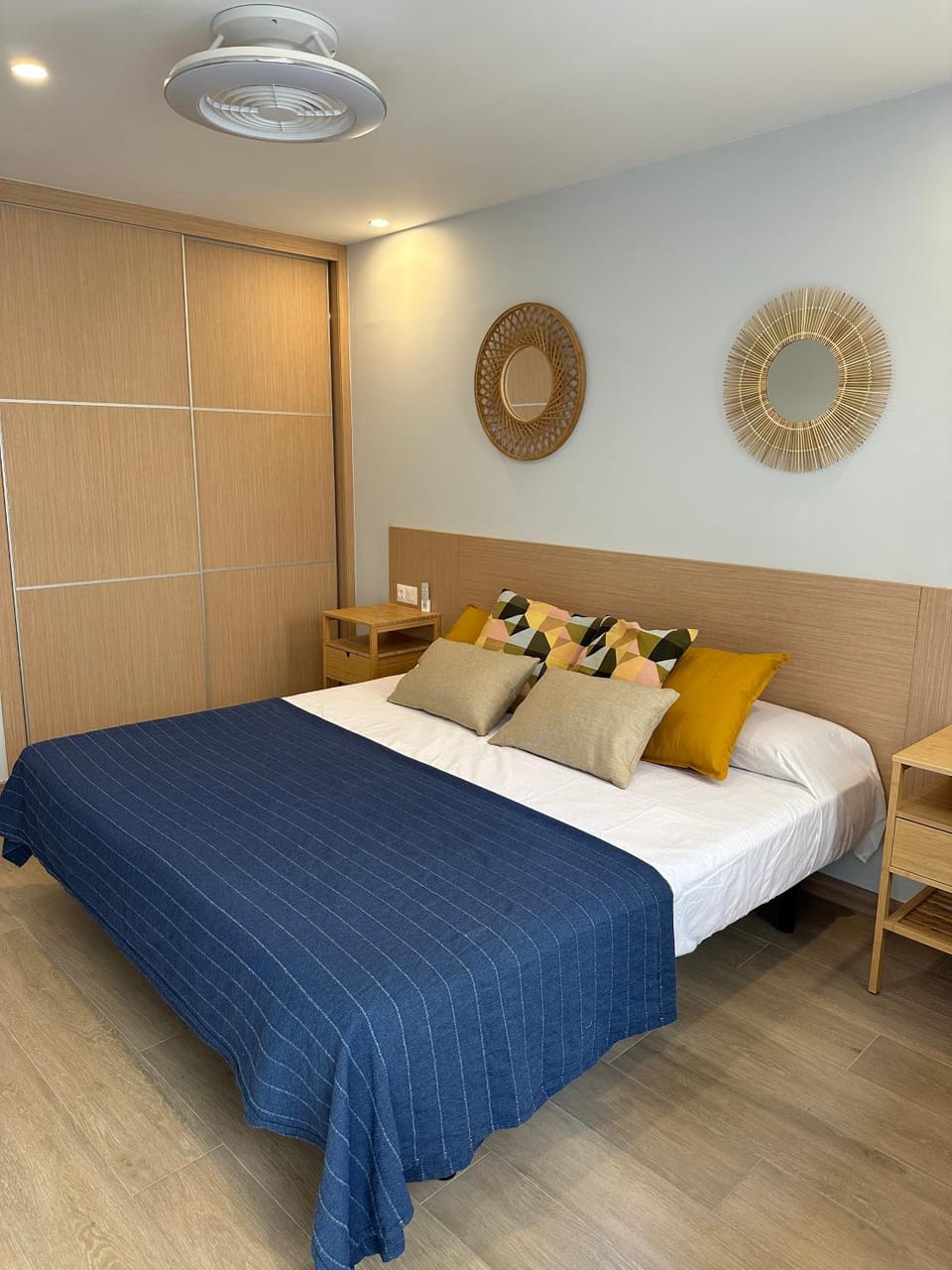 Bed, Photo of the whole room, Bedroom, fireplace, wardrobe