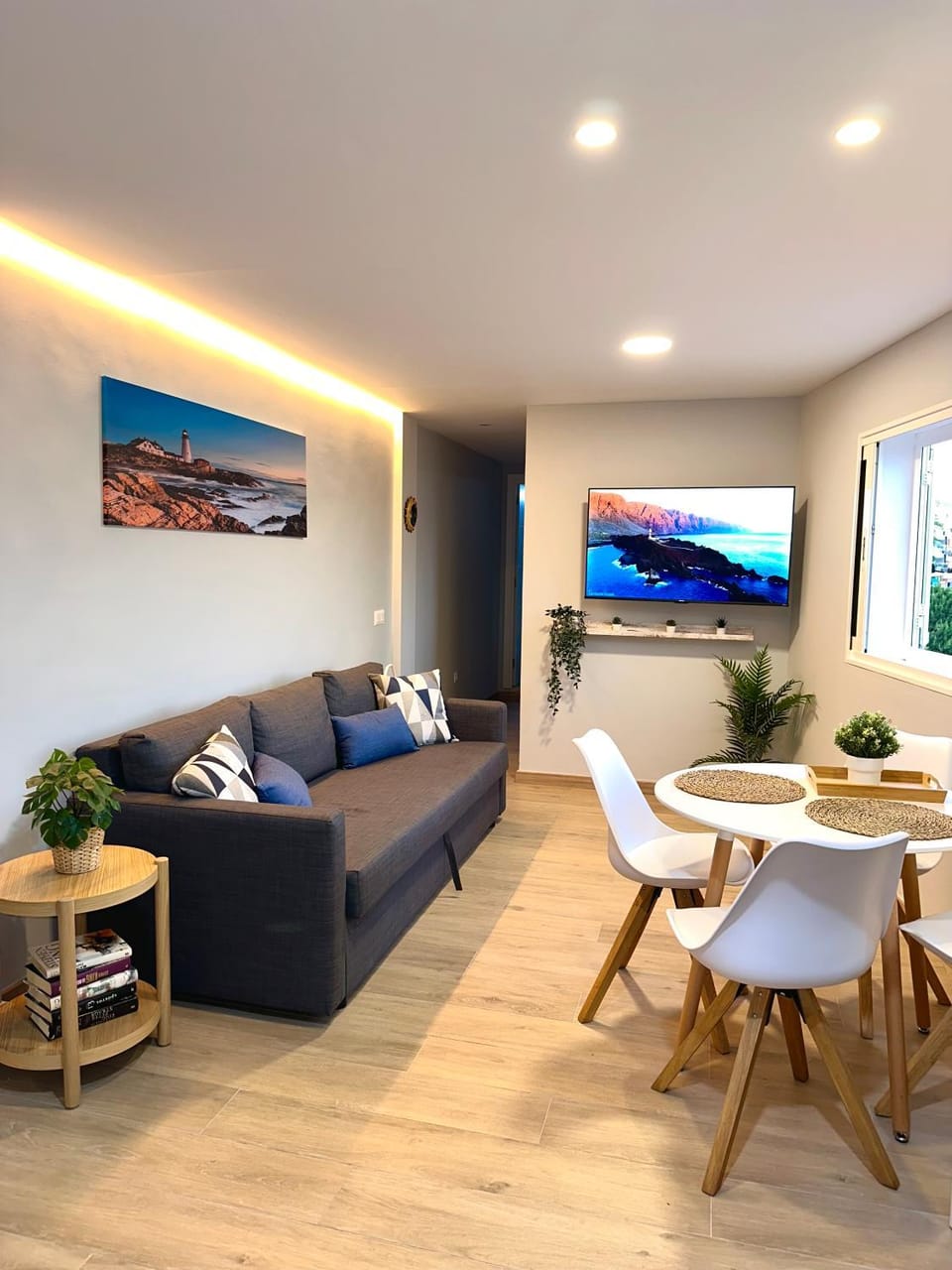 TV and multimedia, Living room, Seating area, Dining area