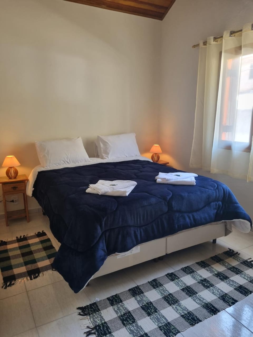 Bed, towels