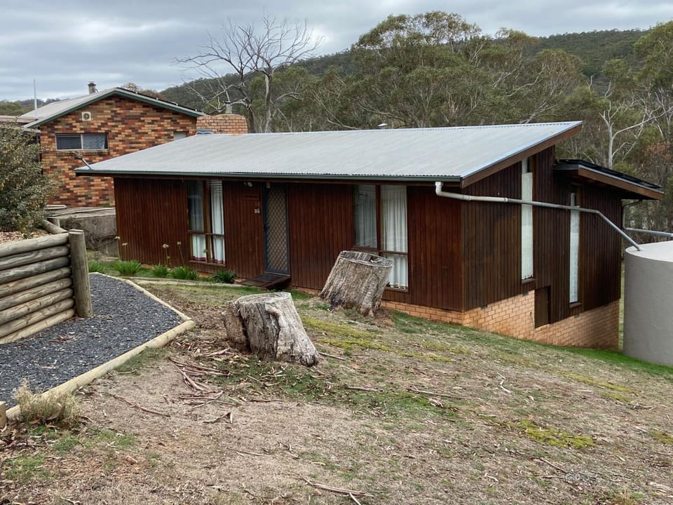 Currawong Cottage House in Adaminaby