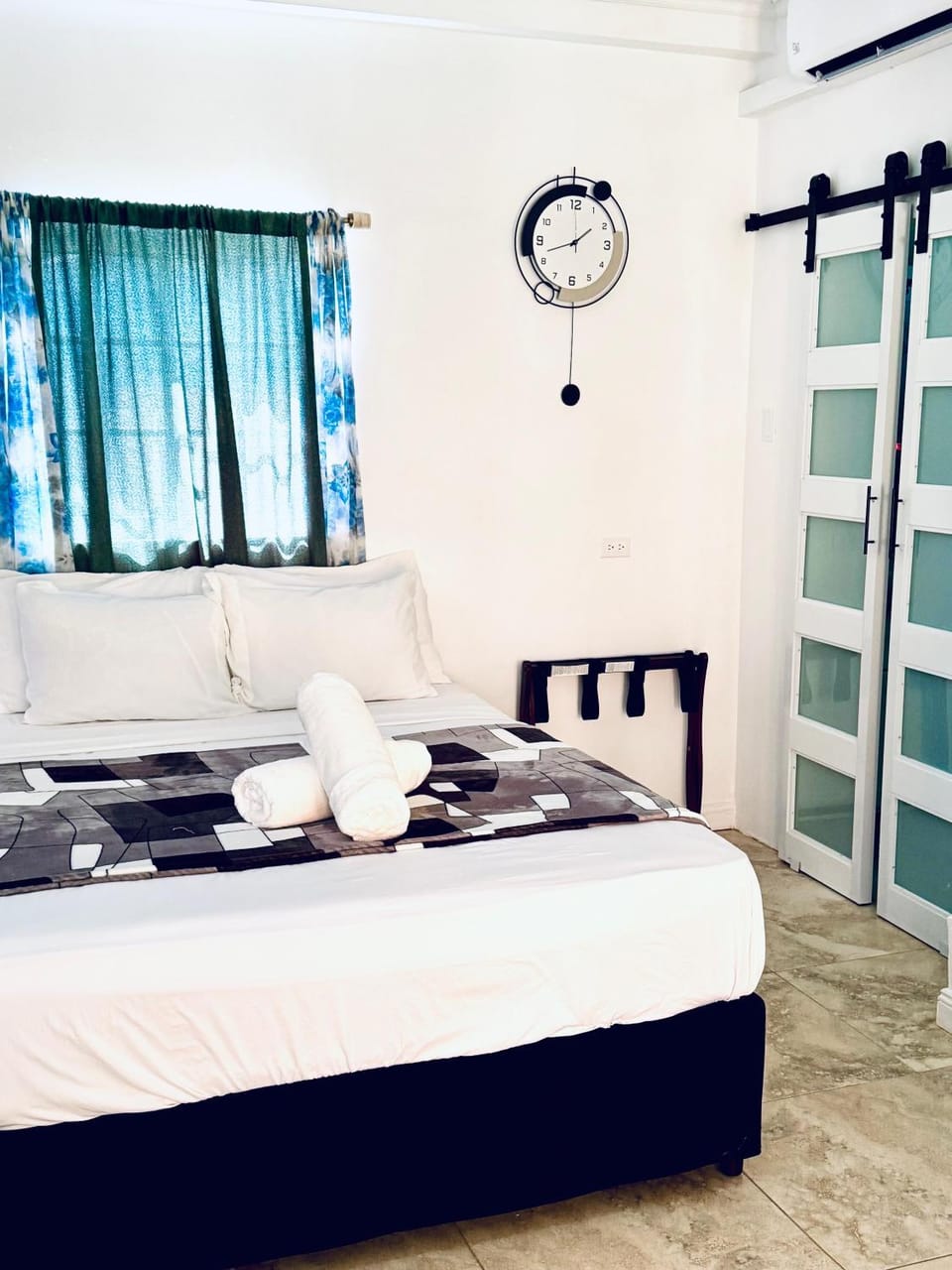 The PoolSide Pad- 5 mins from Airport & Beaches Bed and Breakfast in Crown Point