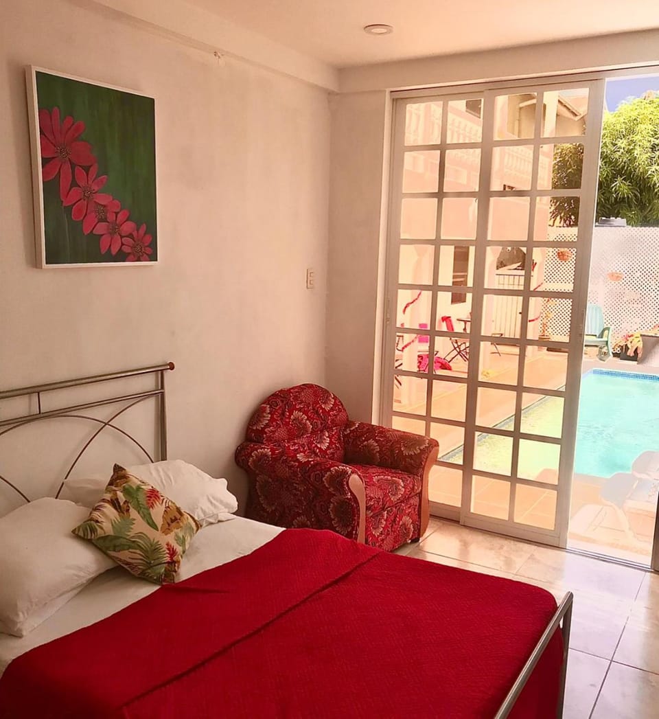 The PoolSide Pad- 5 mins from Airport & Beaches Bed and Breakfast in Crown Point