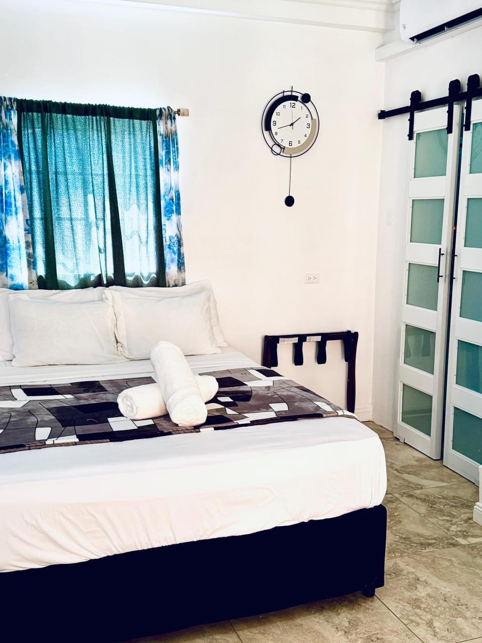 The PoolSide Pad- 5 mins from Airport & Beaches Bed and Breakfast in Crown Point