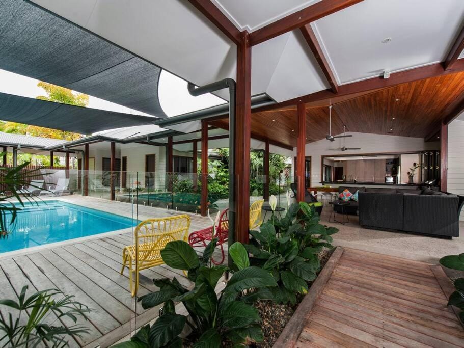 11 Sand - Luxury 5 Bedroom Home across from the Beach House in Port Douglas