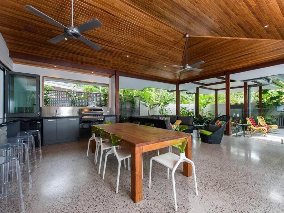 11 Sand - Luxury 5 Bedroom Home across from the Beach House in Port Douglas