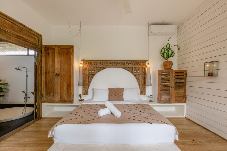 Bed, Photo of the whole room, Bedroom, air conditioner