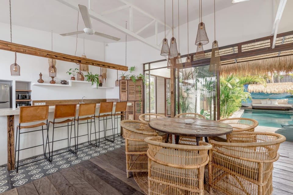 Kitchen or kitchenette, Dining area, Pool view