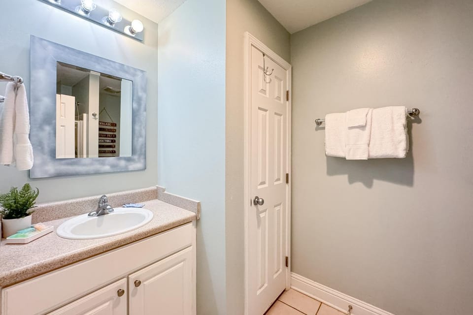 Newly Renovated Luxury Beachfront 2BR2BA Lighthouse 816 Apartment in Gulf Shores