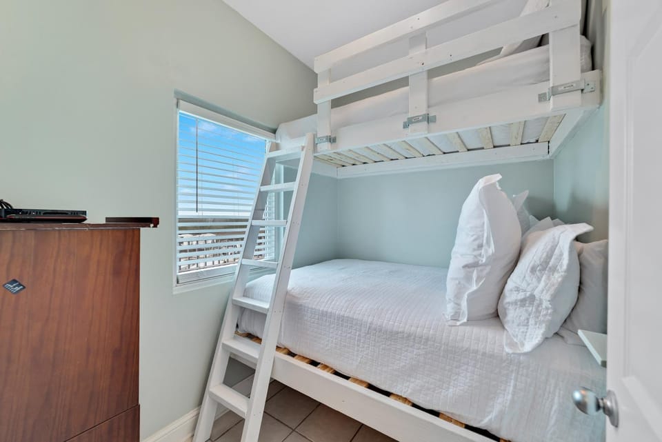 Newly Renovated Luxury Beachfront 2BR2BA Lighthouse 816 Apartment in Gulf Shores