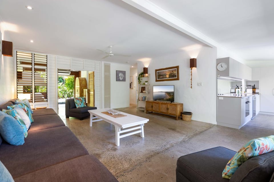 9 Sand Street - 3 Bedroom Beachhouse Villa in Port Douglas