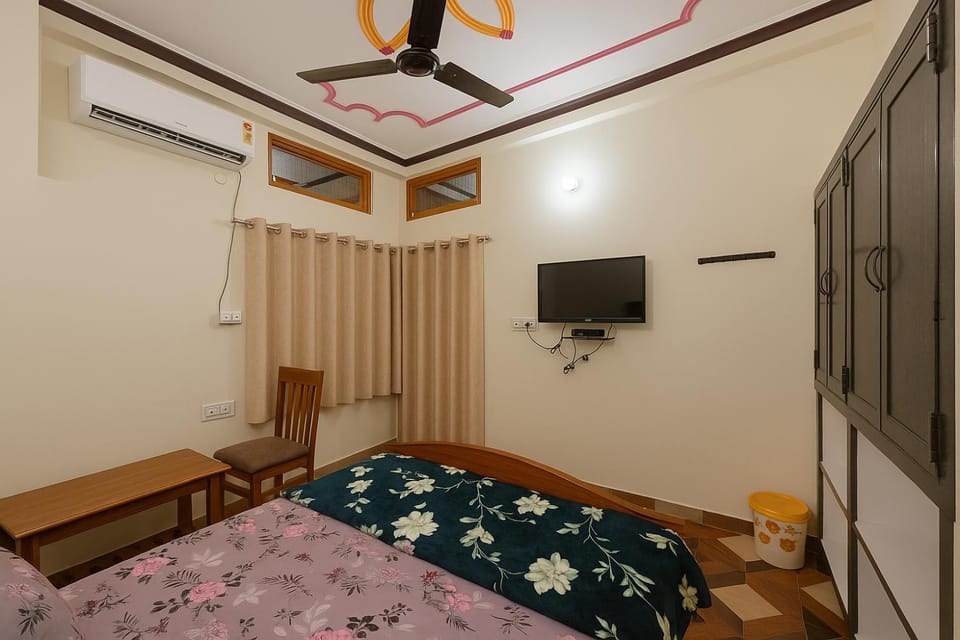 Bed, TV and multimedia, Photo of the whole room, Bedroom, air conditioner