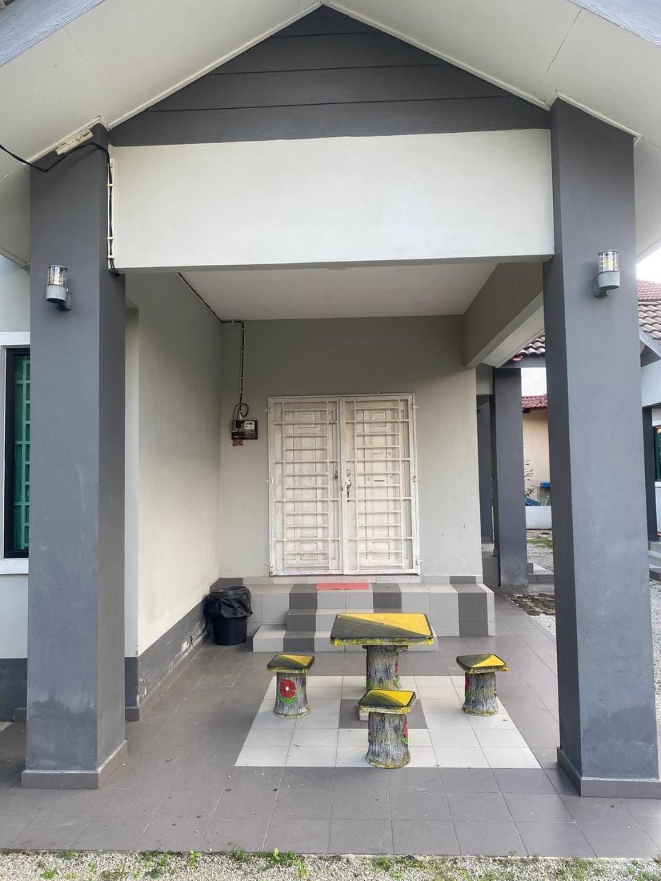 Day, Seating area