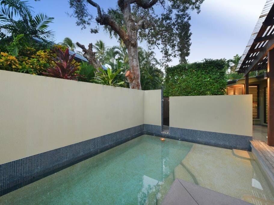 Cassowary Villa 1 - Short Walk to Beach and Town Villa in Port Douglas