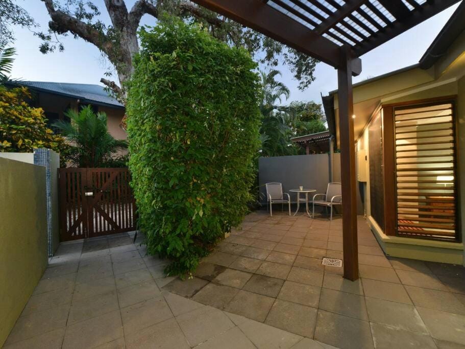 Cassowary Villa 1 - Short Walk to Beach and Town Villa in Port Douglas