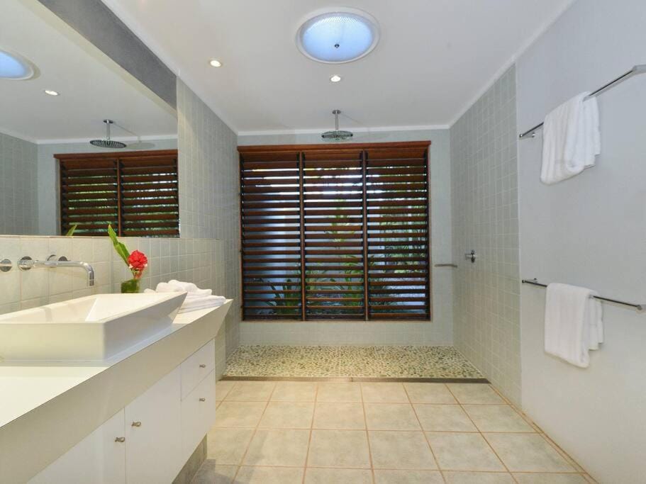 Cassowary Villa 1 - Short Walk to Beach and Town Villa in Port Douglas