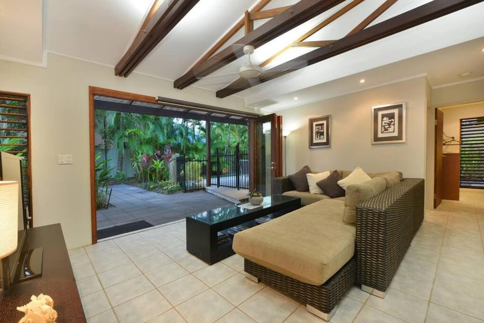 Cassowary Villa 2 - a short level walk to town Villa in Port Douglas