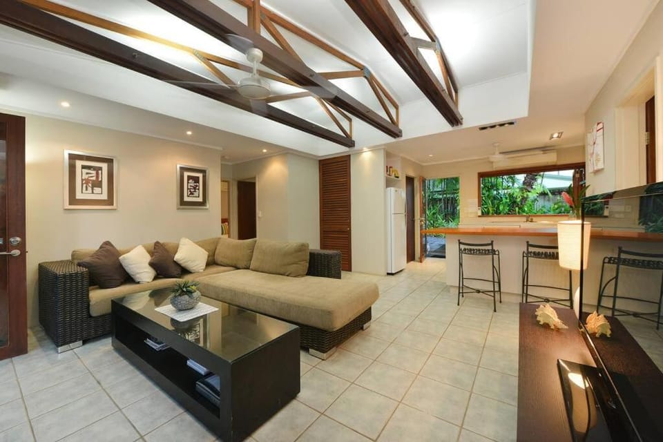 Cassowary Villa 2 - a short level walk to town Villa in Port Douglas