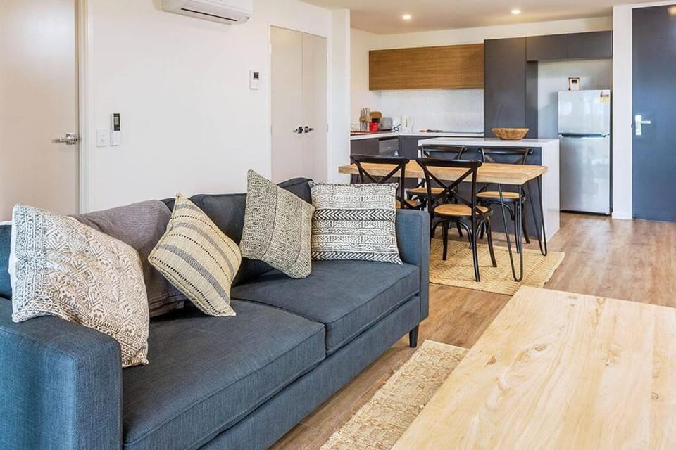 Slick 1 Bedroom + Carpark Apartment - walk to City Apartment in Brisbane City