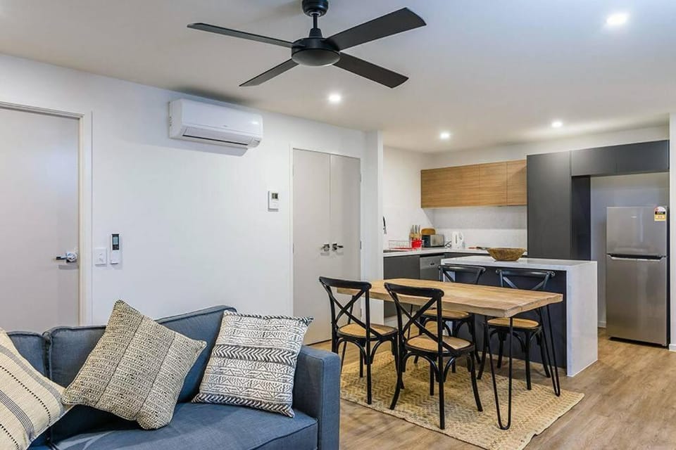 Slick 1 Bedroom + Carpark Apartment - walk to City Apartment in Brisbane City