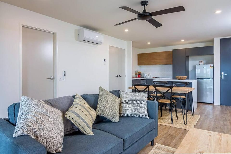 Slick 1 Bedroom + Carpark Apartment - walk to City Apartment in Brisbane City